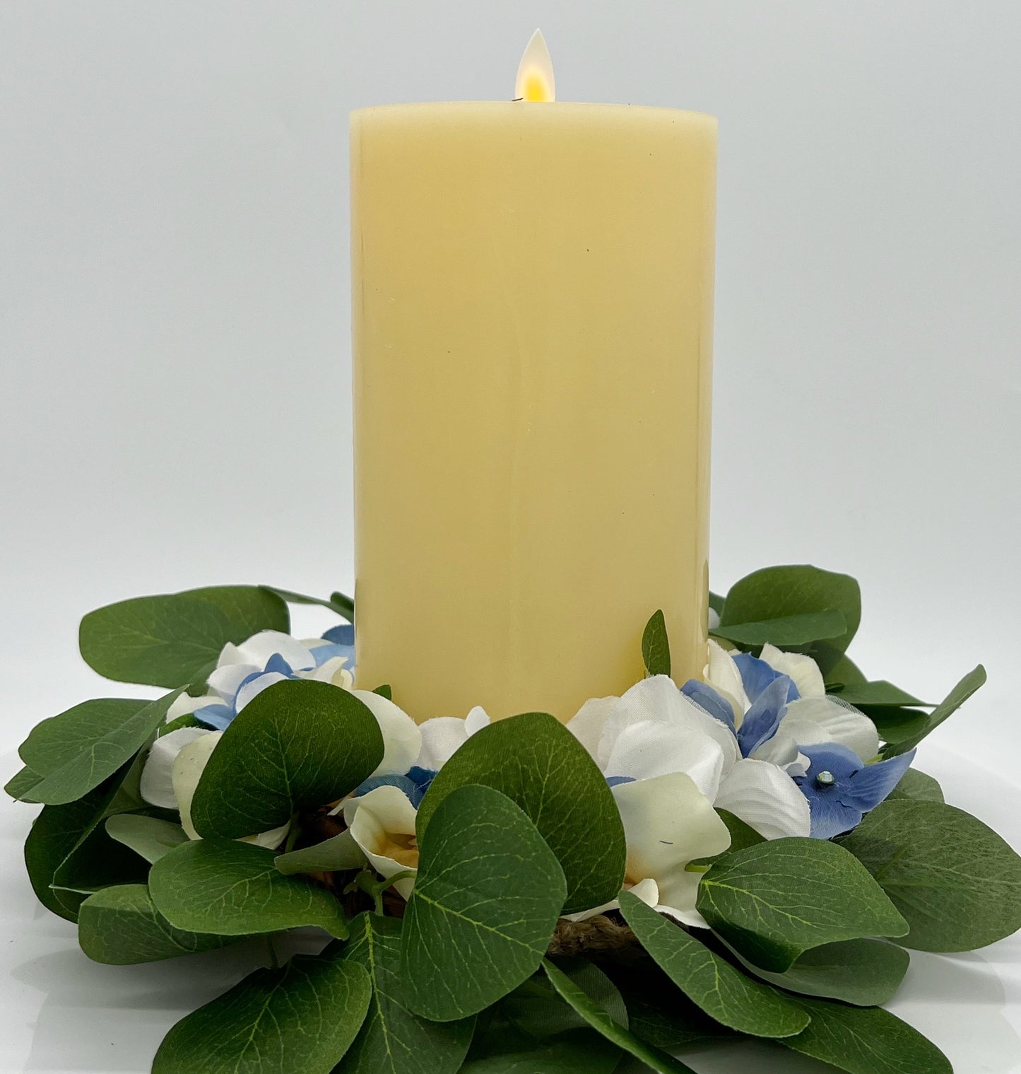 Corona de hortensias azules y blancas de 6"