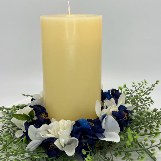 निळ्या आणि पांढऱ्या फुलांचे मेणबत्तीचे पुष्पहार