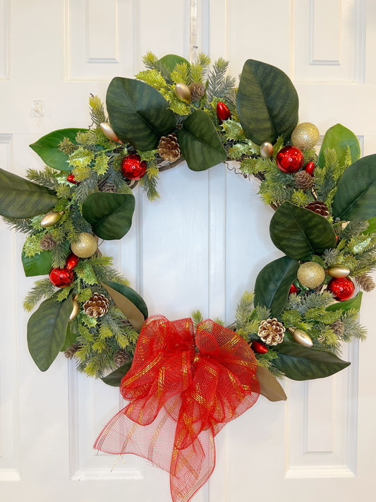 Corona de Navidad con Magnolias, Bolas Ornamentales y Lazo de Malla