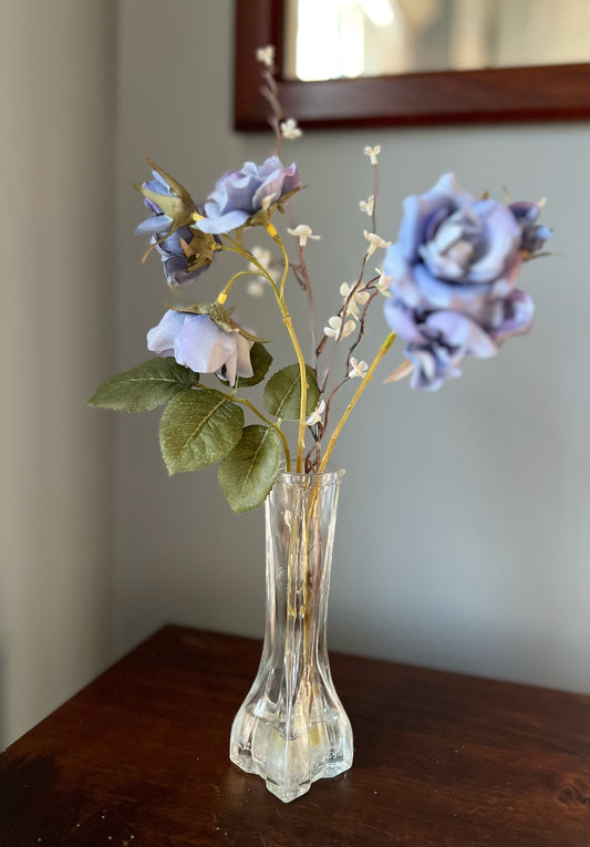 Rosas de té azul en jarrón Bud