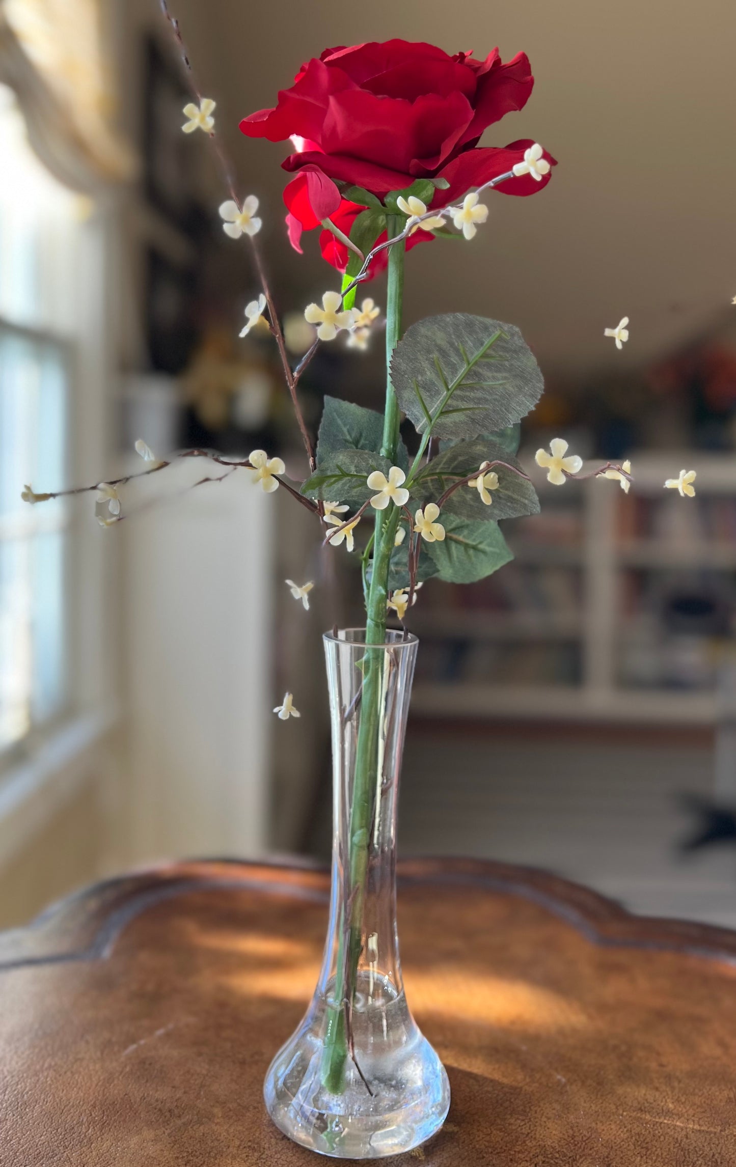 Rosa roja georgiana en jarrón Bud