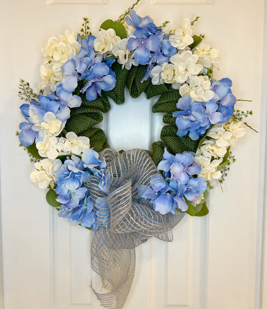 Corona de eucalipto y hortensias azules y blancas de 12"