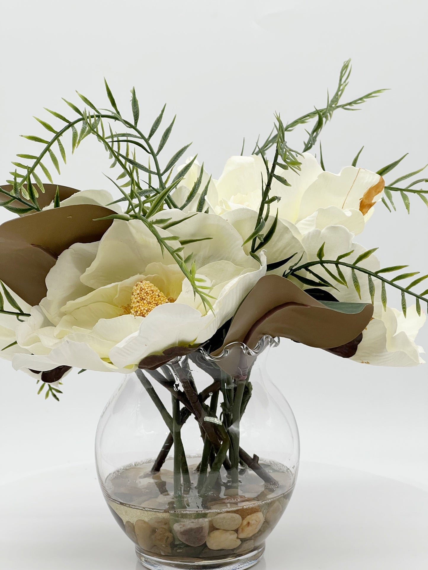 Flores de magnolia en jarrón de vidrio de 6" con piedras de río