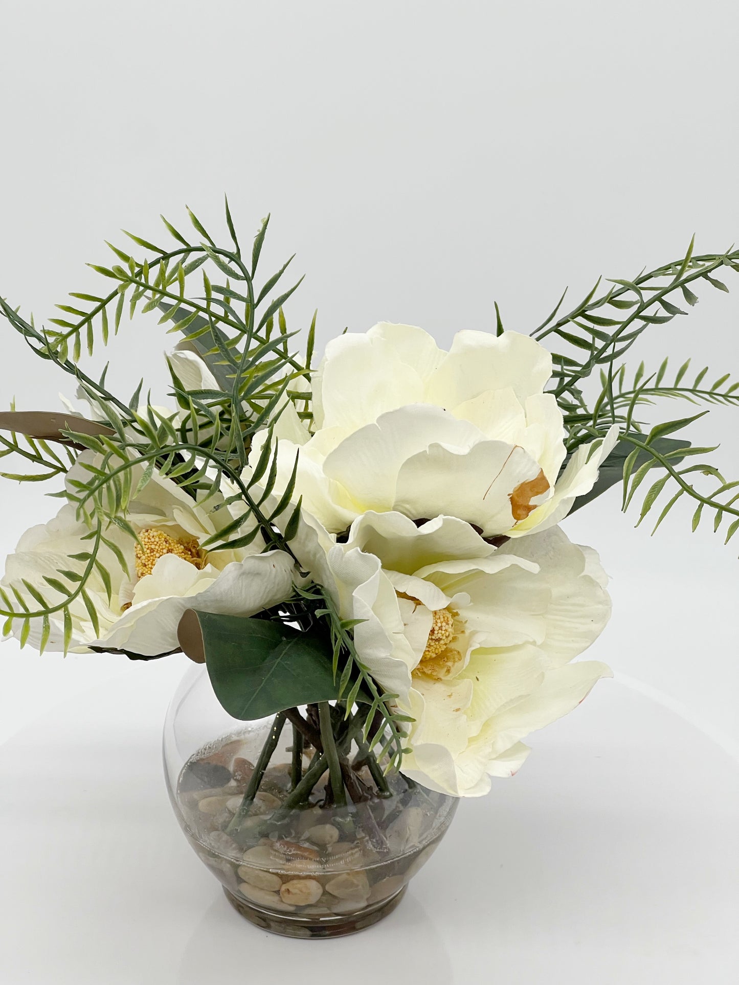 Flores de magnolia en jarrón de vidrio de 6" con piedras de río