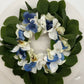 Corona de hortensias azules y blancas de 6"