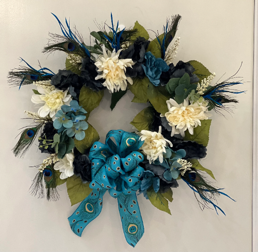 Corona temática de pavo real con hortensias, dalias y peonías